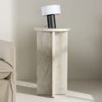 Sidobord Venture Home Ålesund Hög Runt Bord/Piedestal med Marmorlook