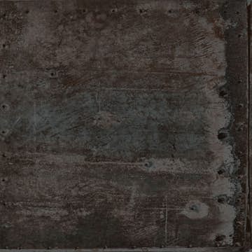 Tapet Origin Stora Slitna Rostiga Metallplåtar med Nitar Svart/Glänsande Pärlemor