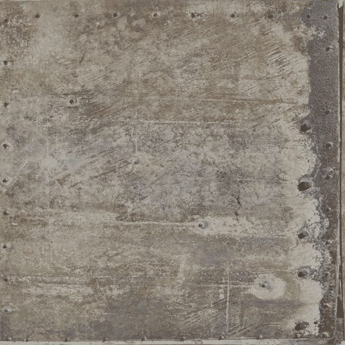 Tapet Origin Stora Slitna Rostiga Metallplåtar med Nitar IndustriGrå