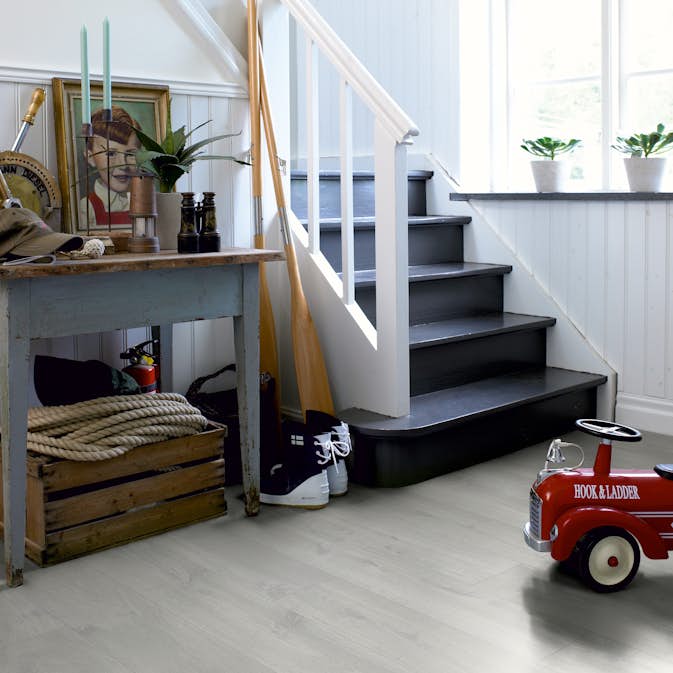 Laminatgolv Pergo Modern Plank 4V Sensation Kalkad Grå Ek 1-Stav