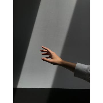 Posters Venture Home Reaching Hand Grå