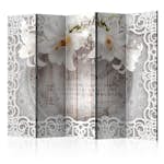 Rumsavdelare Arkiio Lilies and Quilted Background II 225x172 cm