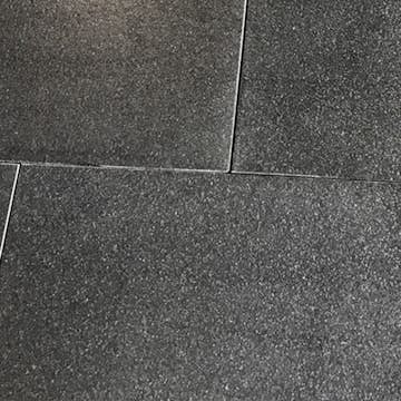 Granitplatta Stencentralen Absolute Black Antikborstad 305x305 mm