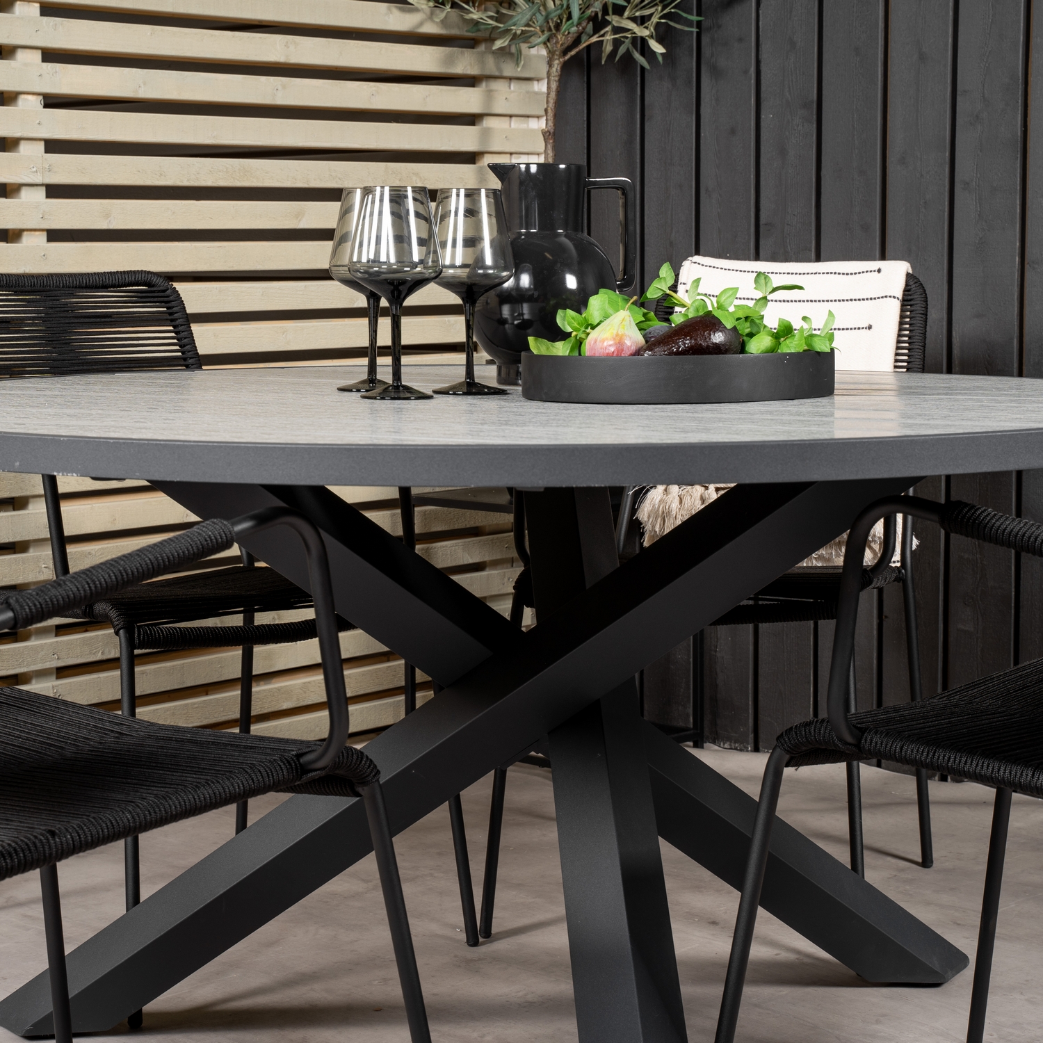 Matgrupp Venture Home Pincy Ø140 med 4 Leon Karmstolar