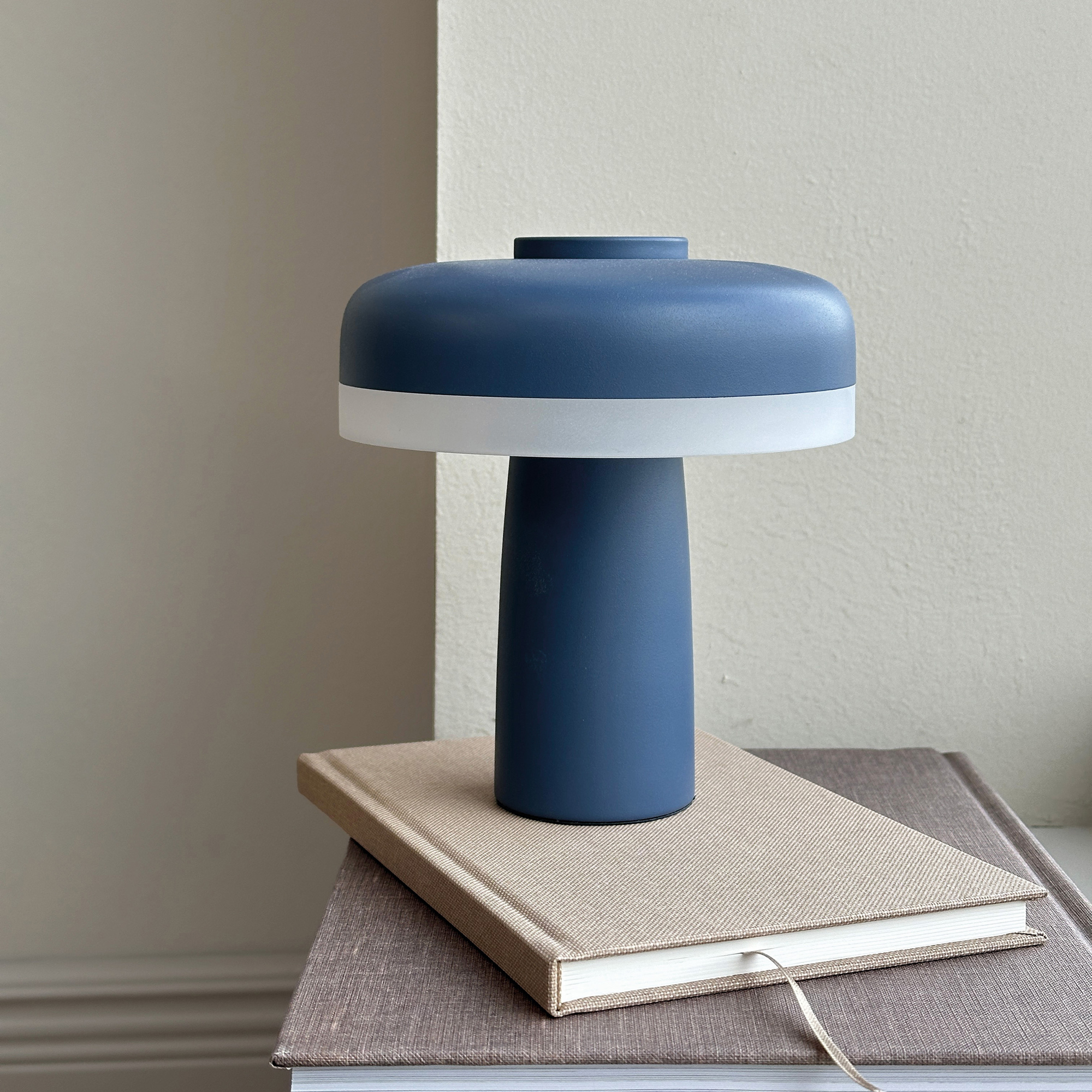 Portabel Bordslampa Dyberg Larsen Porter LED Uppladdningsbar Blå