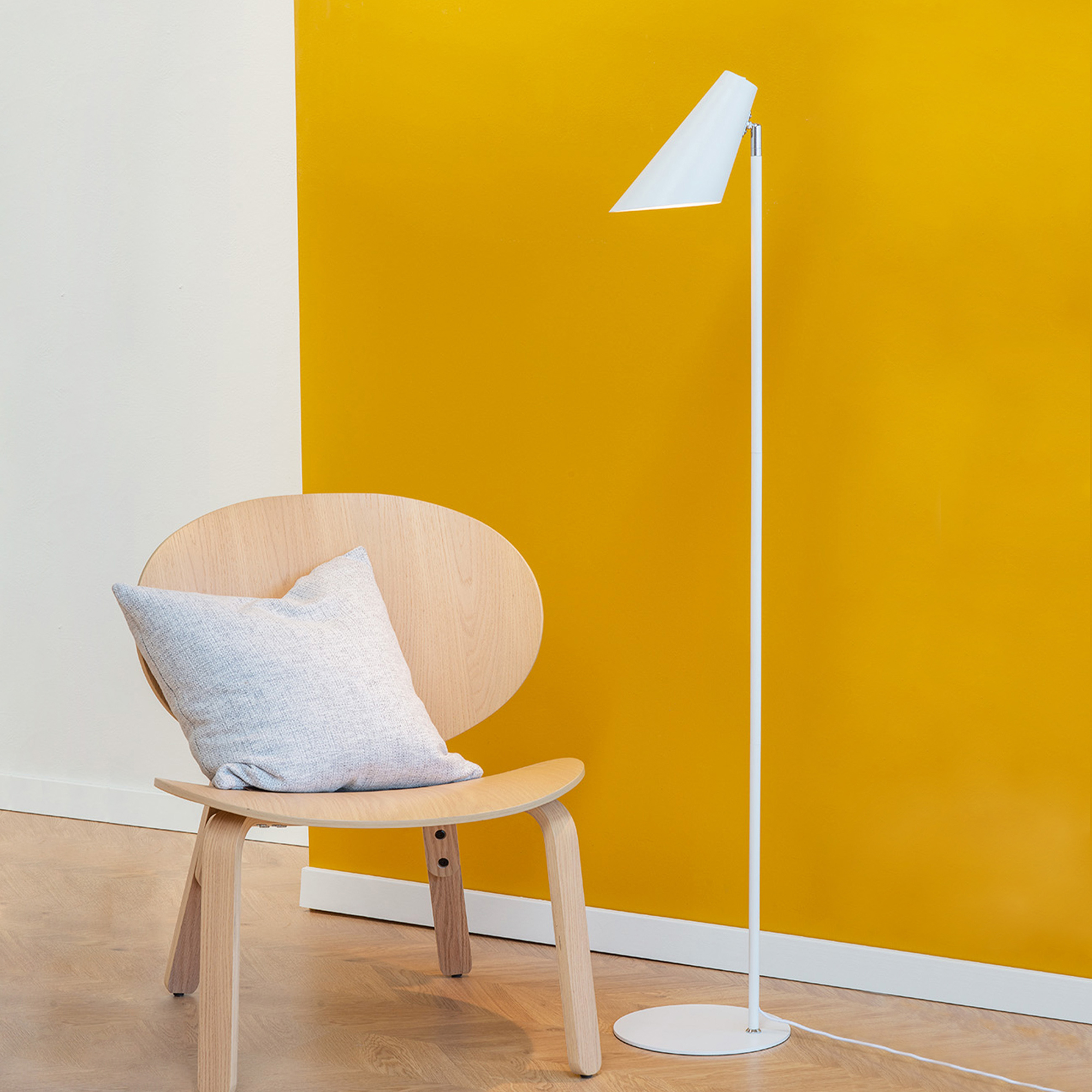 Golvlampa Dyberg Larsen Cale