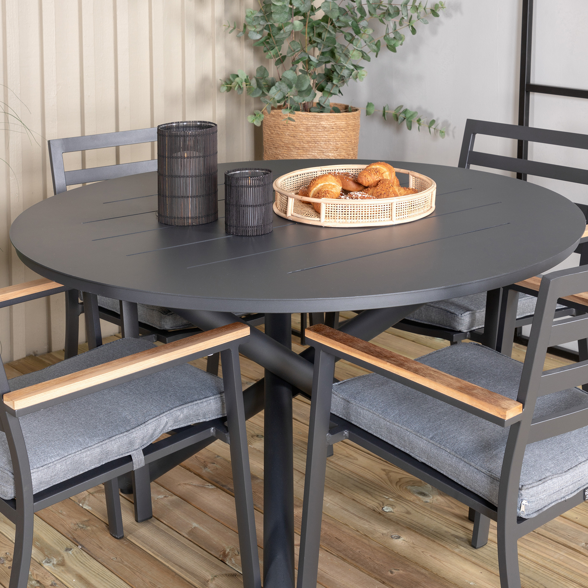 Alma Dining Table - Black Alu - ø120cm+Brasilia Karmstol (st Svart