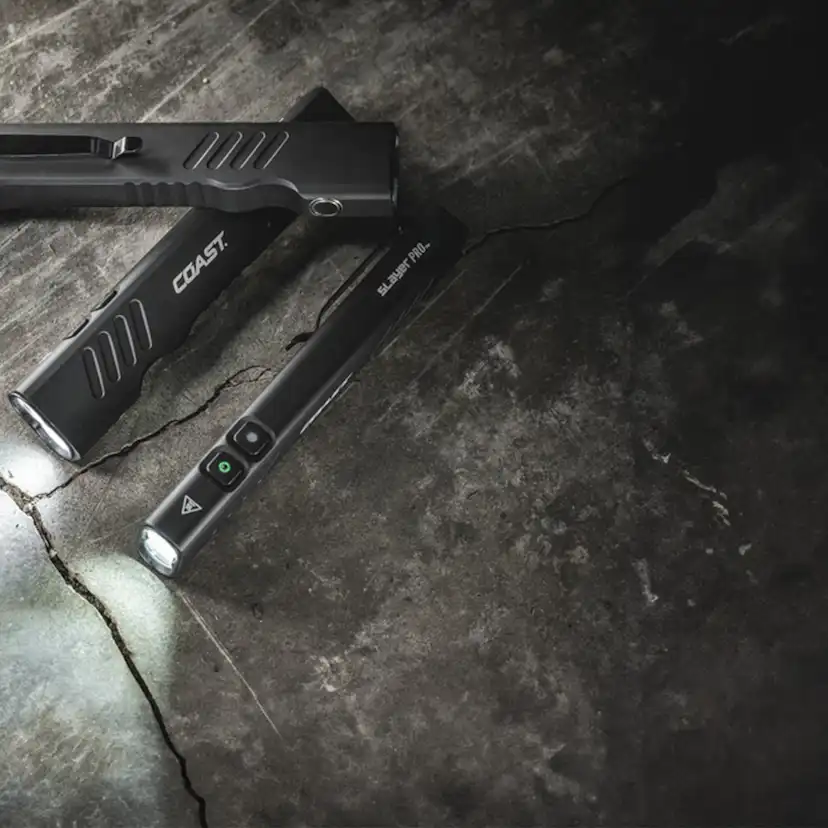 Ficklampa Coast Uppladdningsbar Slayer Red 1000 Lumen Med Rött Ljus