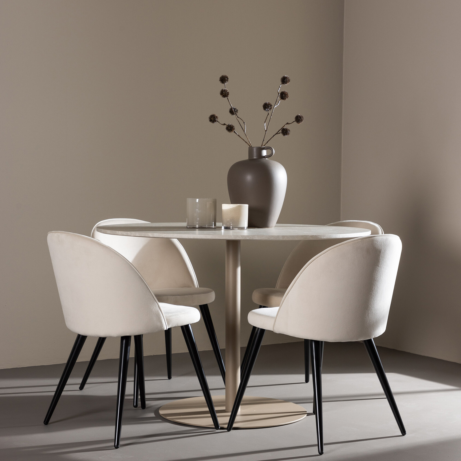 Matgrupp Venture Home Lycke Ø110 med 4 st Velvet Stolar
