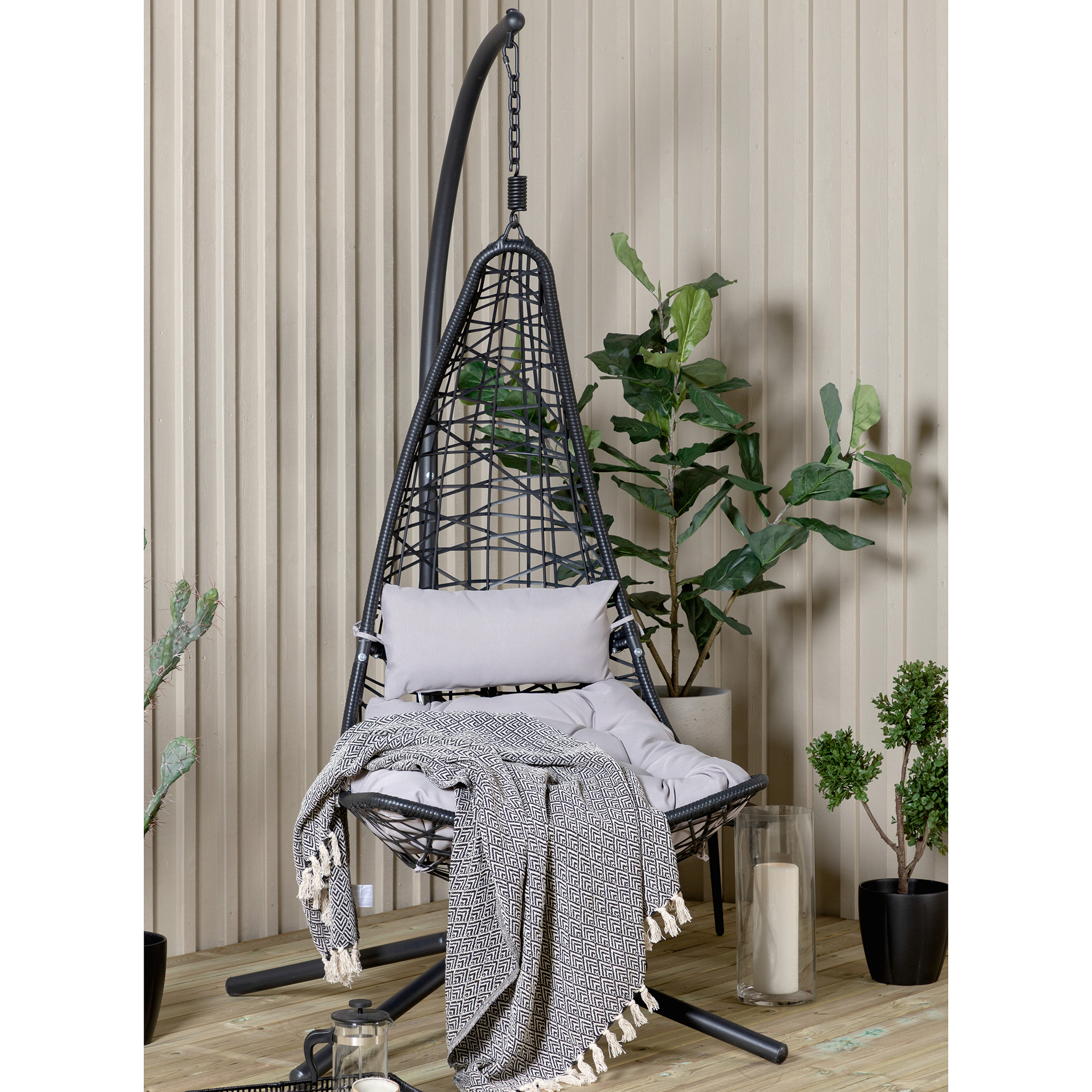 Edinburgh Hanging chair - Black frame/black wicker/grey cush Svart/Grå