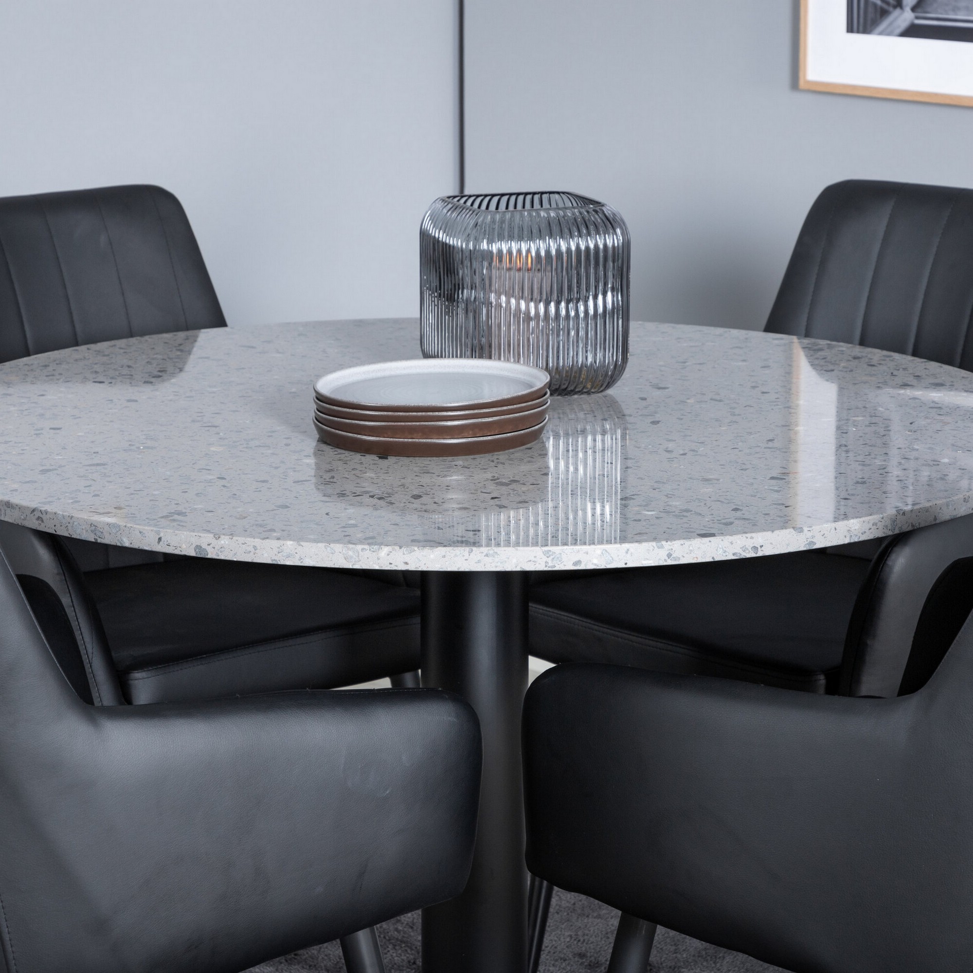 Razzia Dining Table 106cm -Grey Terazzo / Black +Comfort - D Grå/Svart