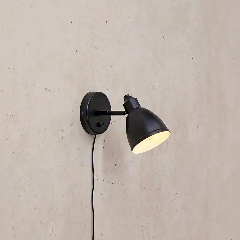 Vägglampa Markslöjd Story