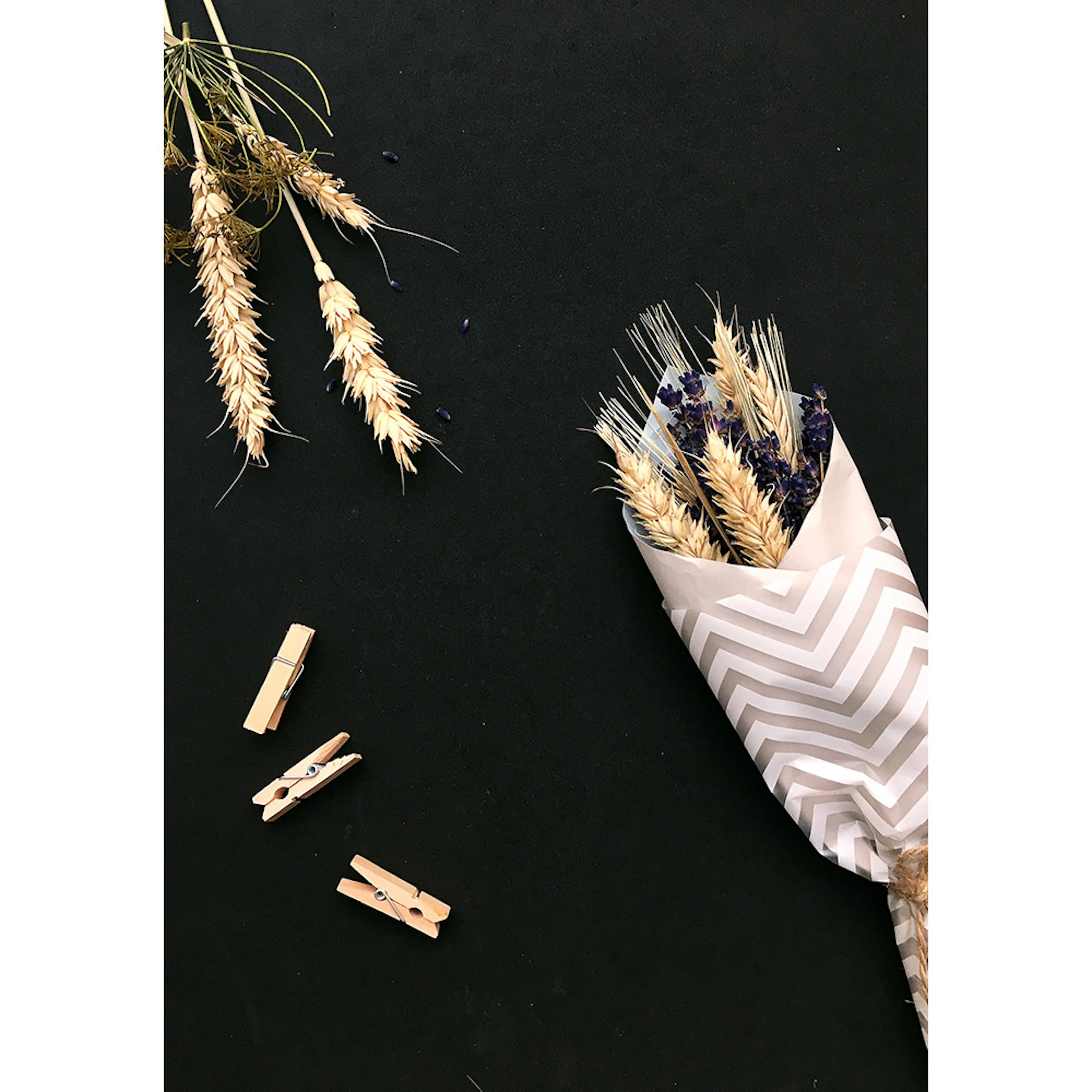 Posters Venture Home Flowers On Table Svart/beige