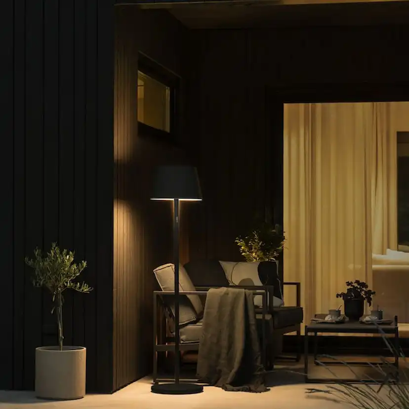 Golvlampa Gnosjö Konstsmide Pomezia USB