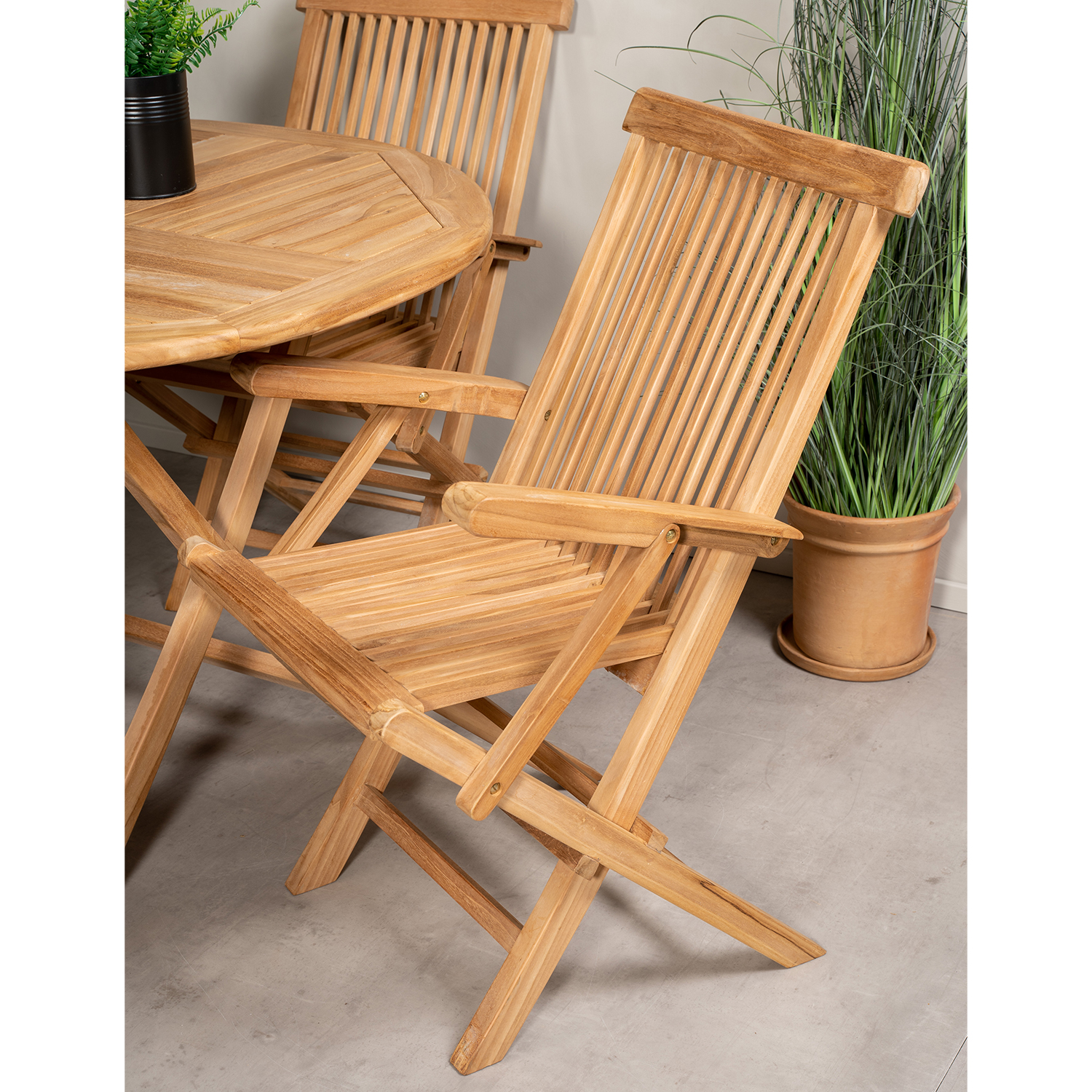 Matgrupp Venture Home Kenya Ø120 cm Teak med 4 Kenya Fällbara Stolar med Armstöd