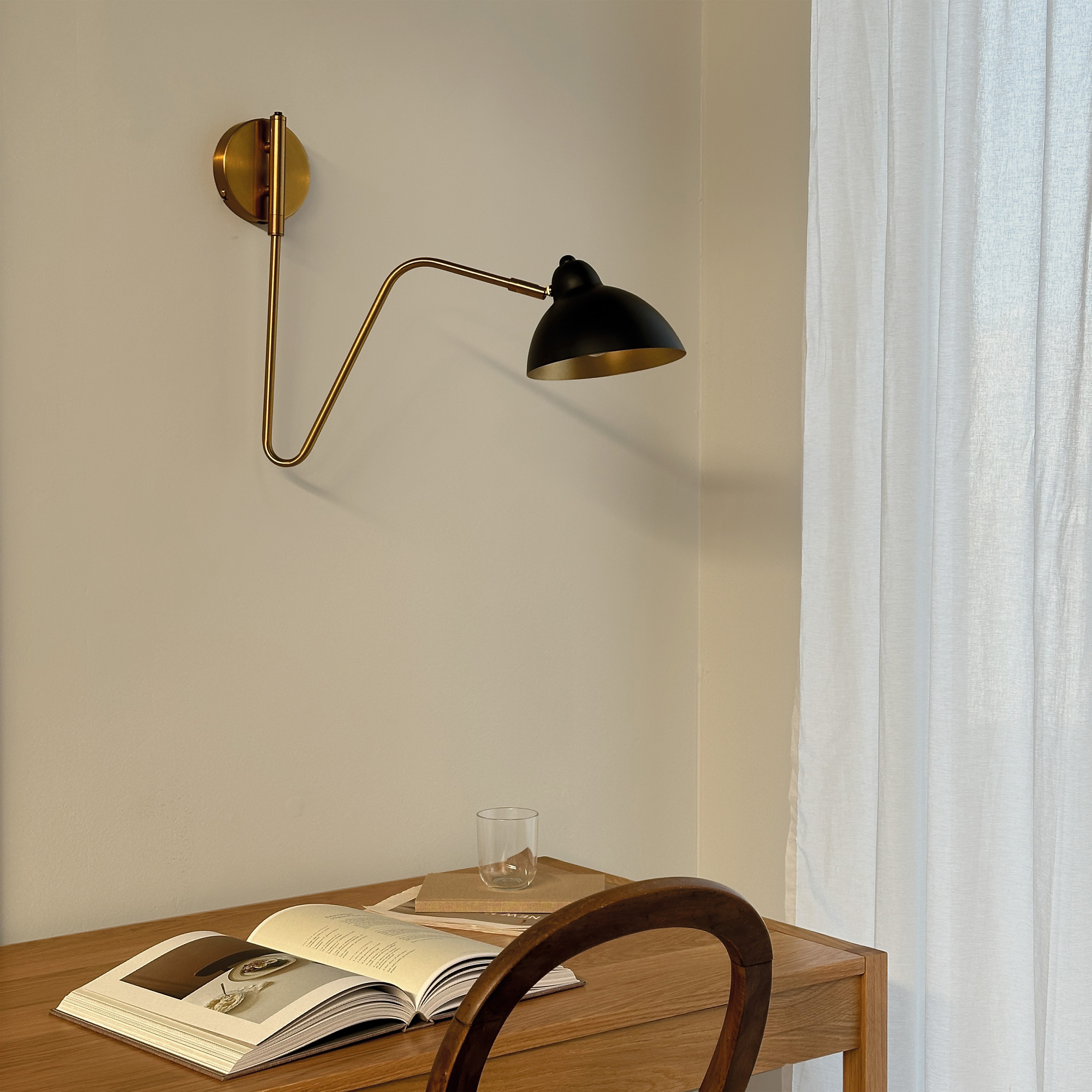 Vägglampa Dyberg Larsen Futura med Böjd Arm