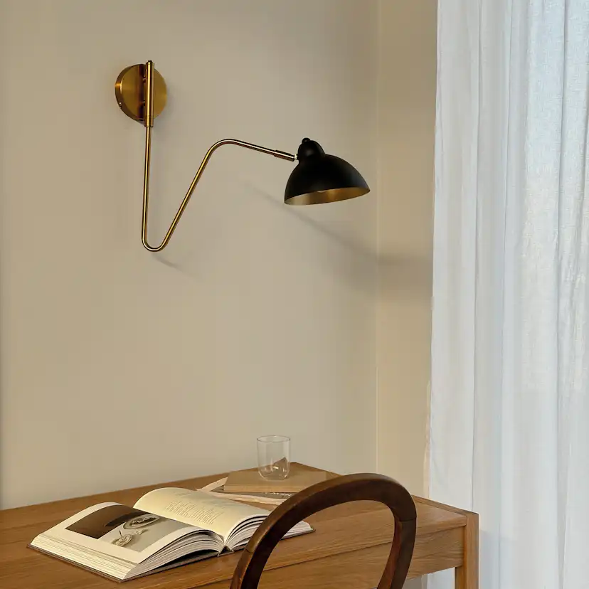 Vägglampa Dyberg Larsen Futura med Böjd Arm
