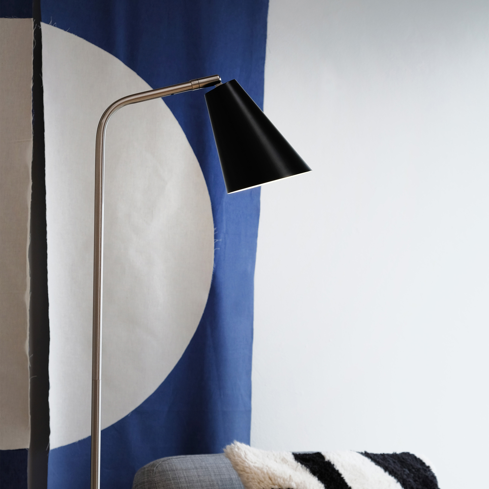 Golvlampa Dyberg Larsen Oswald