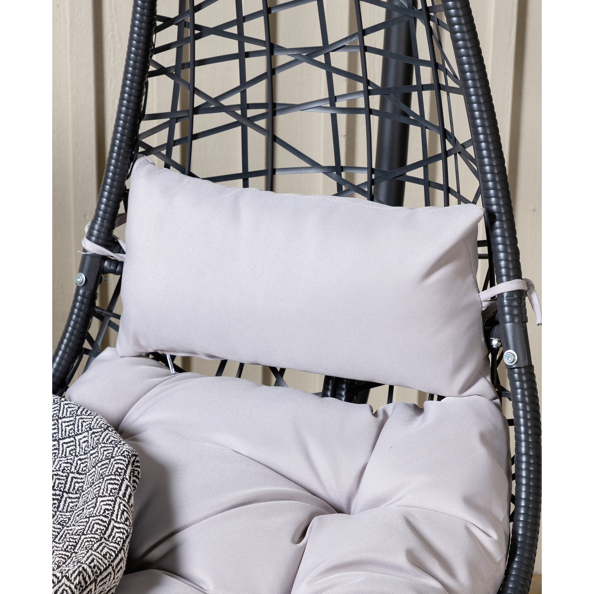 Edinburgh Hanging chair - Black frame/black wicker/grey cush Svart/Grå