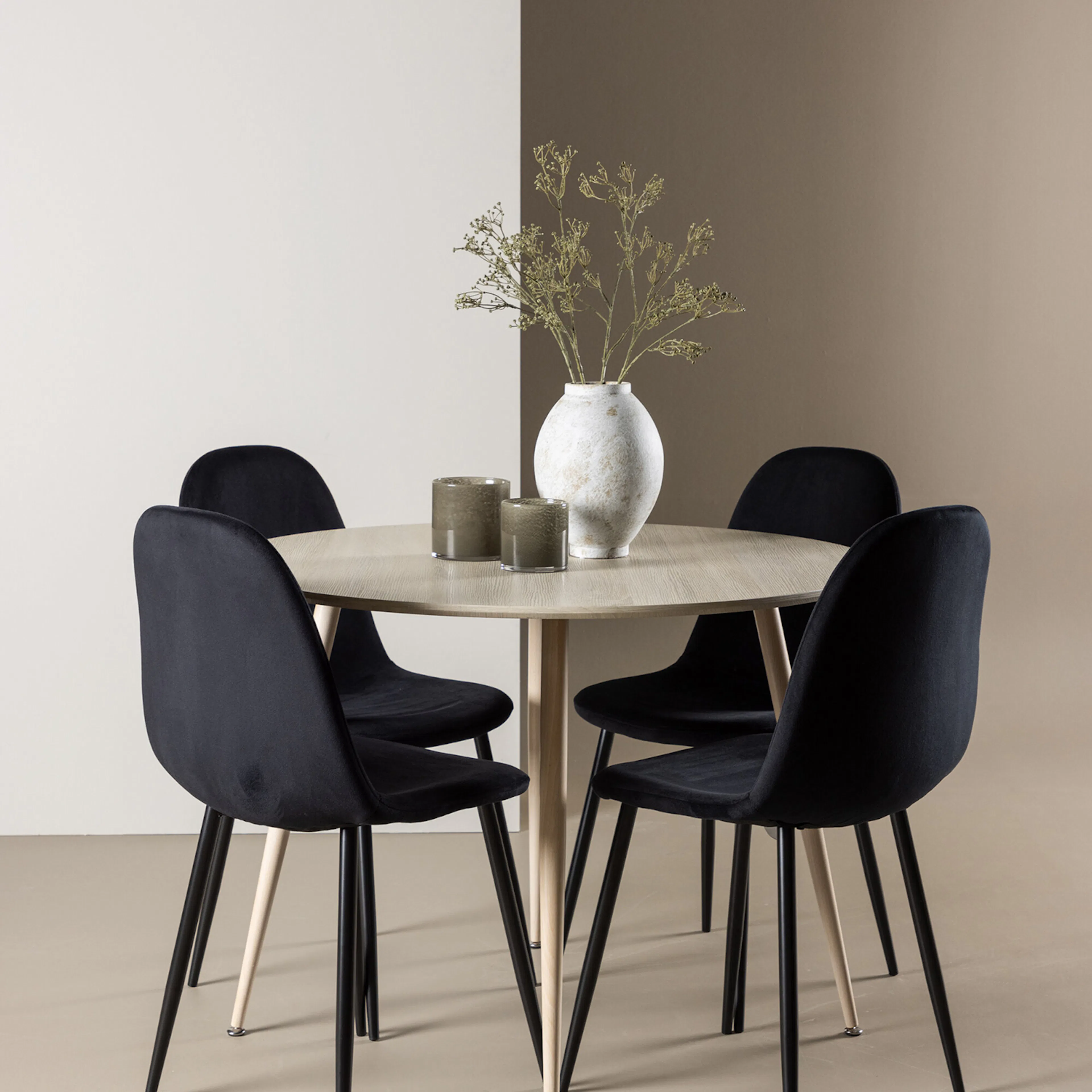 Plaza Dining Table with Polar Dining Chair Färg: Vittvätt/Svart, Ben: Svarta