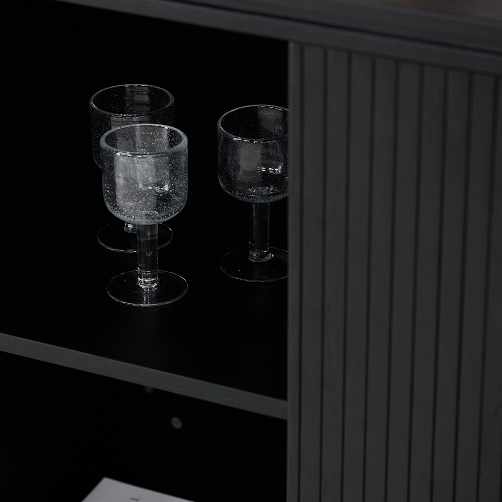 Sidobord Vind Fjällbacka Svart Ovalt Bord med Skåp i Ek med Fanér 160cm