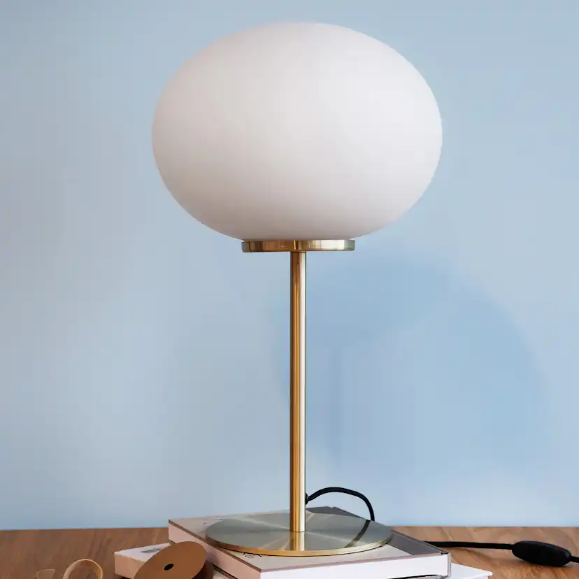 Bordslampa Dyberg Larsen Queen Opal/Mässing