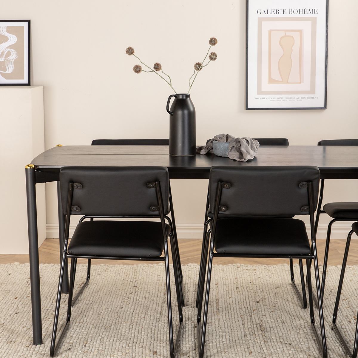 Matgrupp Venture Home Paris matbord och Kungshamn matstol