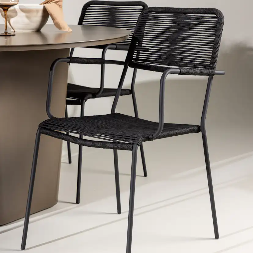 Santa Fe Dining Table ø120 - Roasty +Lindos Armchair - Black Trädgårdsgrupp Venture Home Santa Fe med 4 Lindos Karmstolar