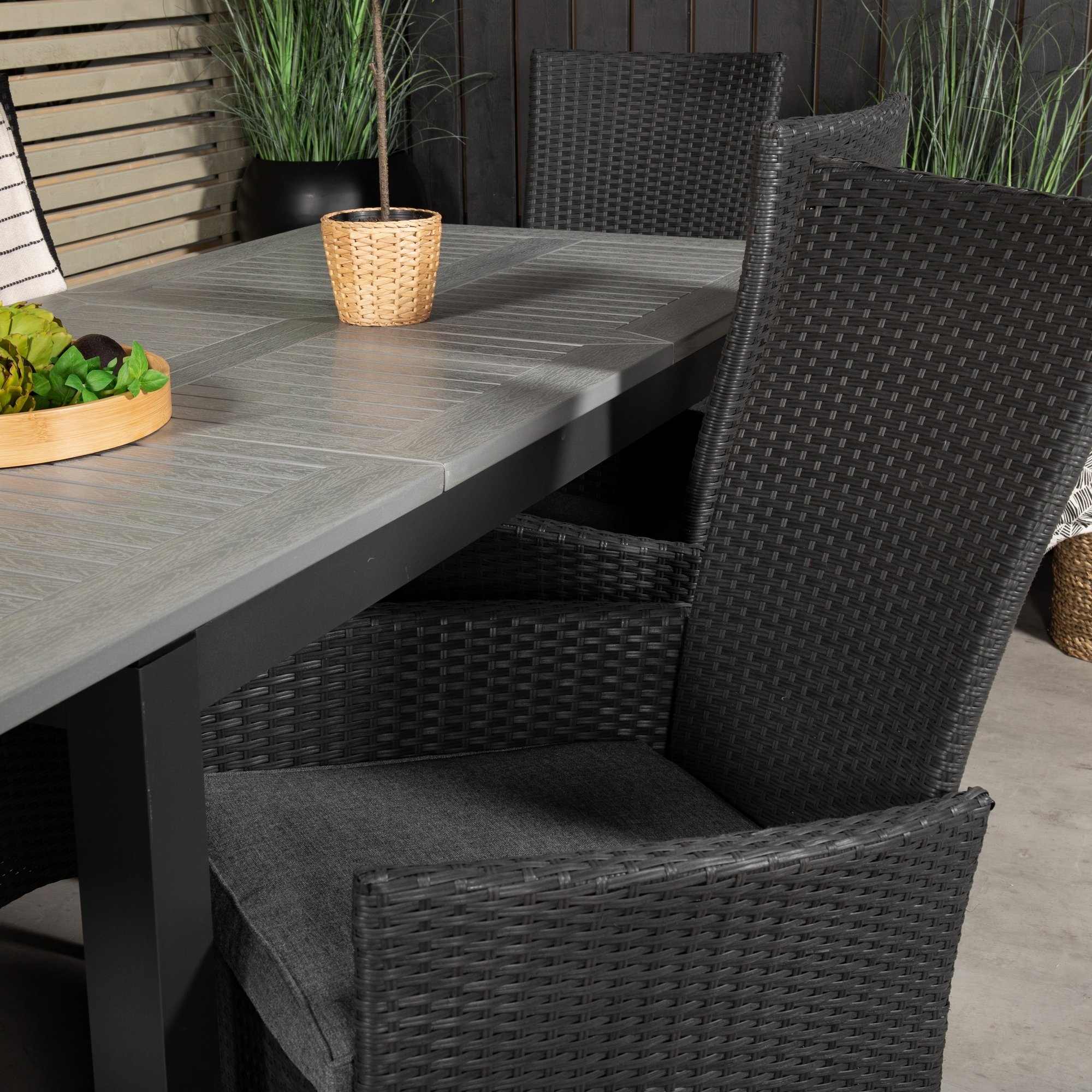 Albany Dining Table 160/240*100 - Svart Alu / Grey Aintwood+ Svart/Grå