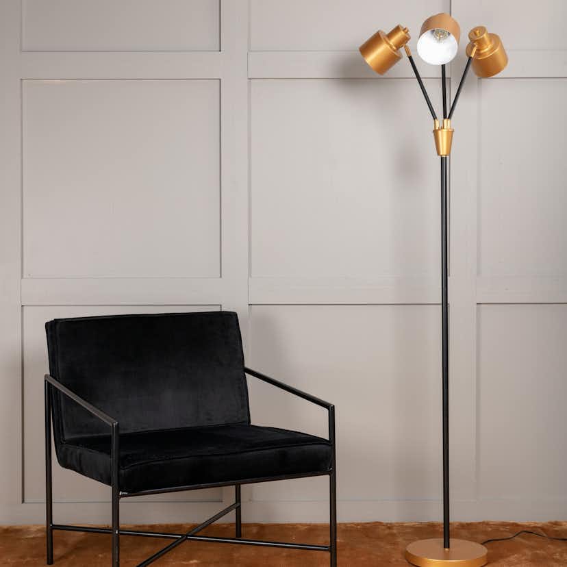 Vifta är en nätt och stilren golvlampa från Venture Home med 3 ljuskällor. Lampan kräver enklare montering.