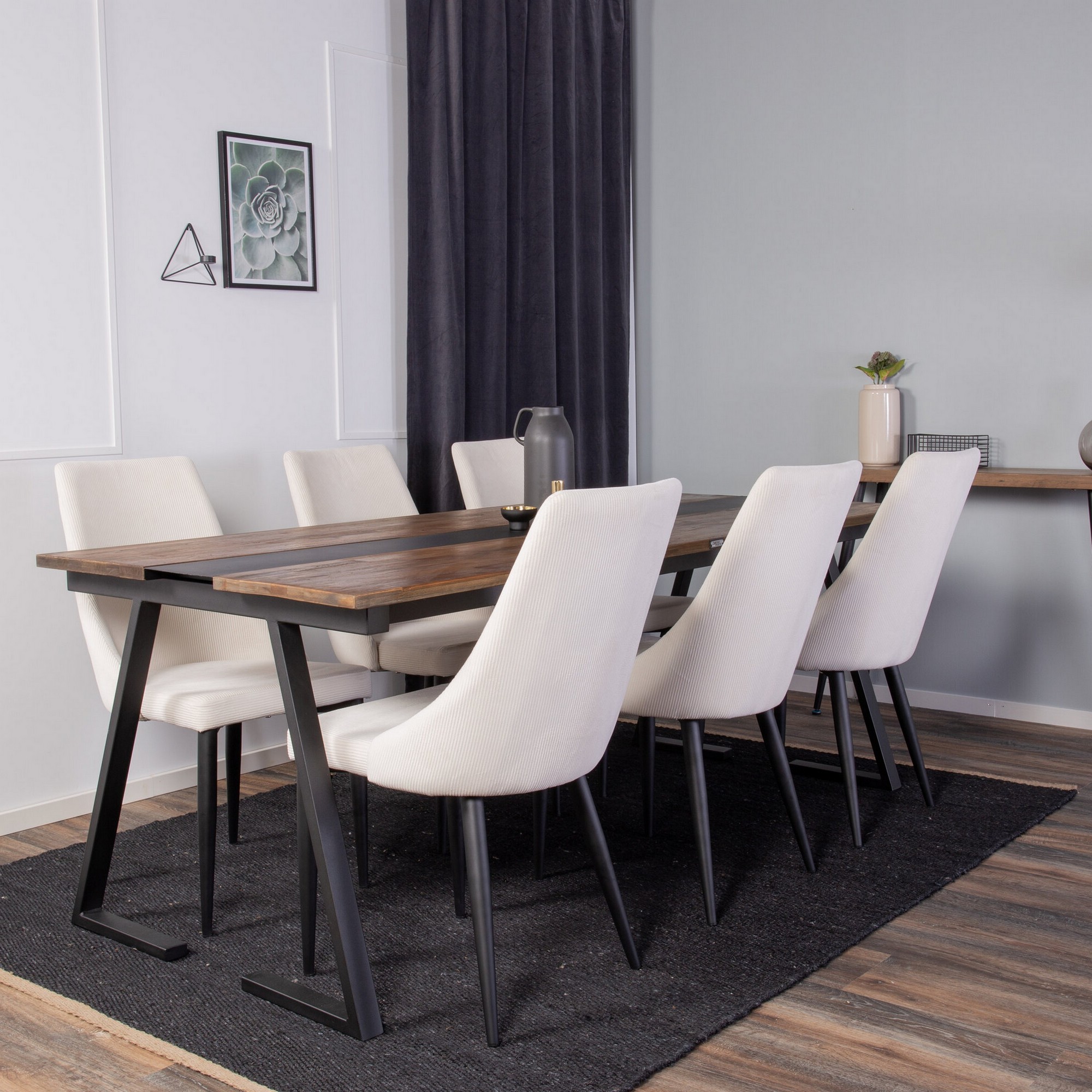Matgrupp Venture Home Jakarta med 6st Leone Stolar