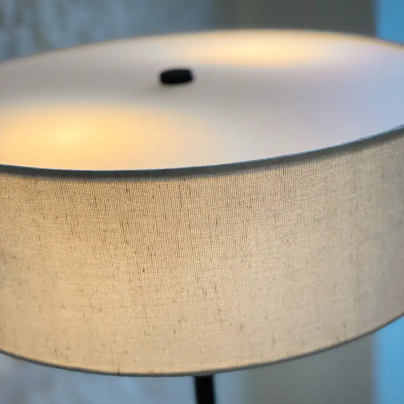 Bordslampa Dyberg Larsen Calix med Tygskärm