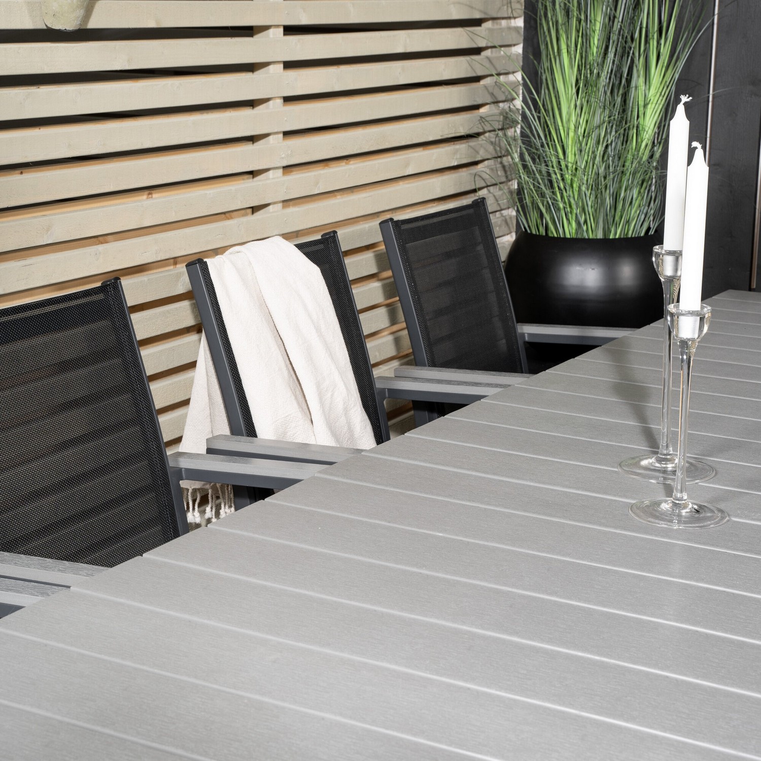 Levels bord160/240*90Svart Alu/Grå+Parma stolSvartalu/Svart8 Grå Bord med Svarta Ben, Svart Stol med Svarta Ben
