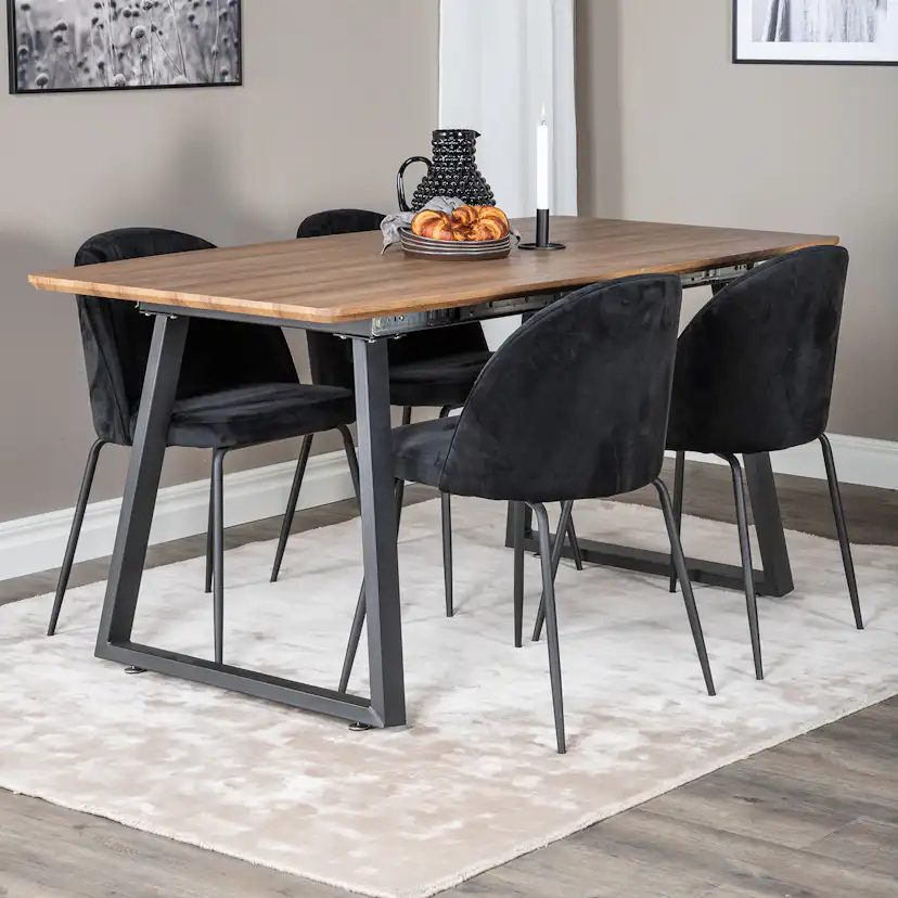 Matgrupp Venture Home Ina med 4 Wrigley Stolar Sammet