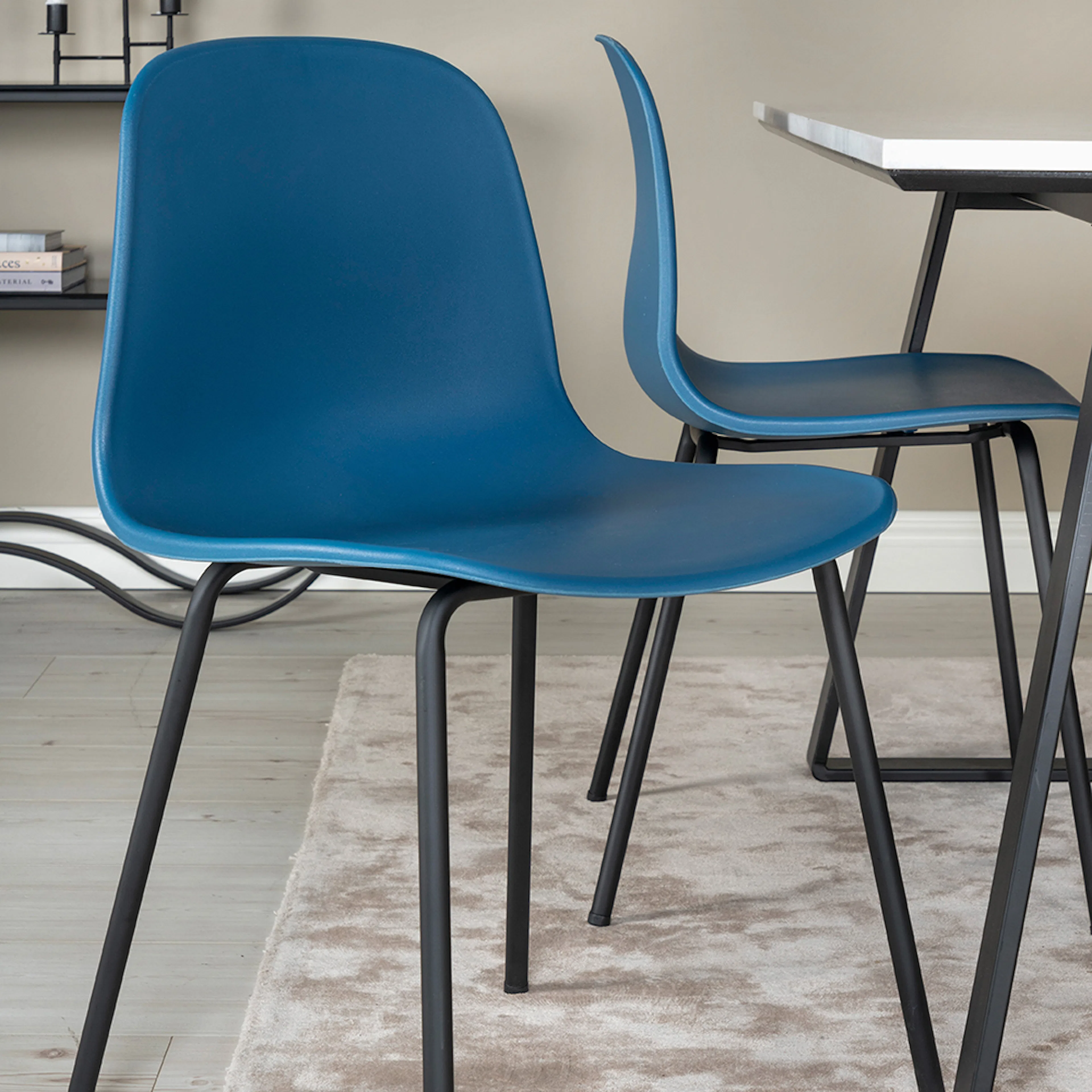 Estelle Table White / Black+Arctic Chair - - Blue Plastic_4 Vit/Blå