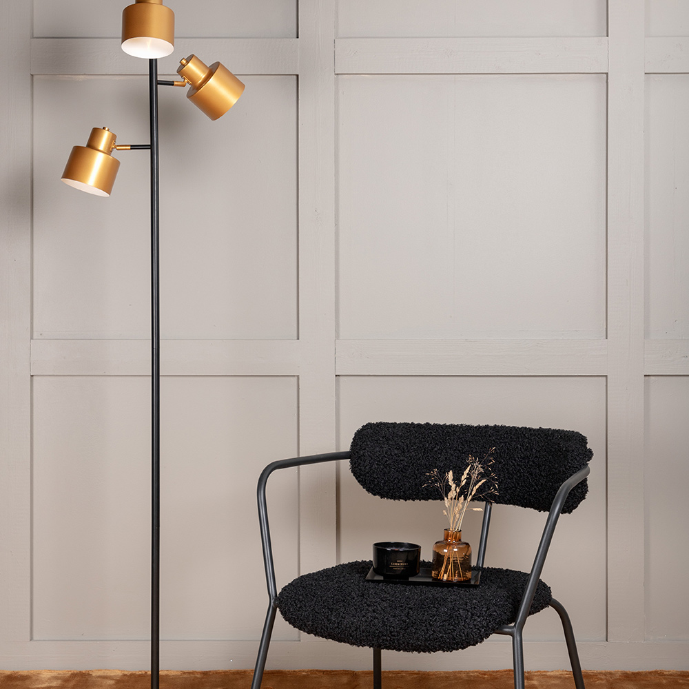 Vifta är en nätt och stilren golvlampa från Venture Home med 3 ljuskällor. Lampan kräver enklare montering.