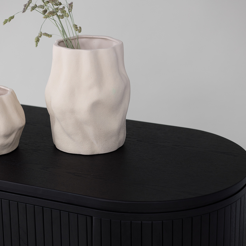 Sidobord Vind Fjällbacka Svart Ovalt Bord med Skåp i Ek med Fanér 160cm