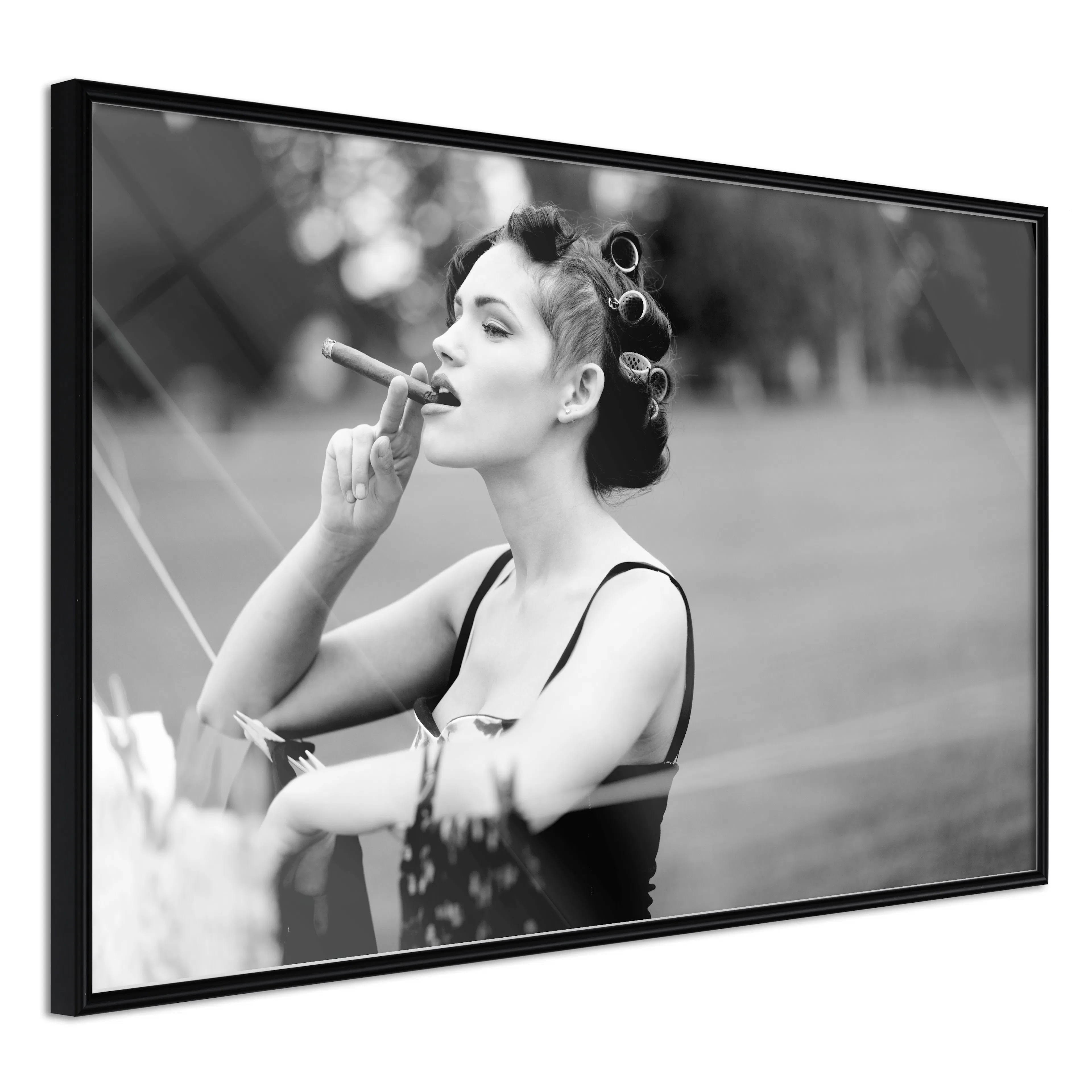 Affisch - Woman with Cigar [Poster] 60x40 Svart ram, 60x40 cm