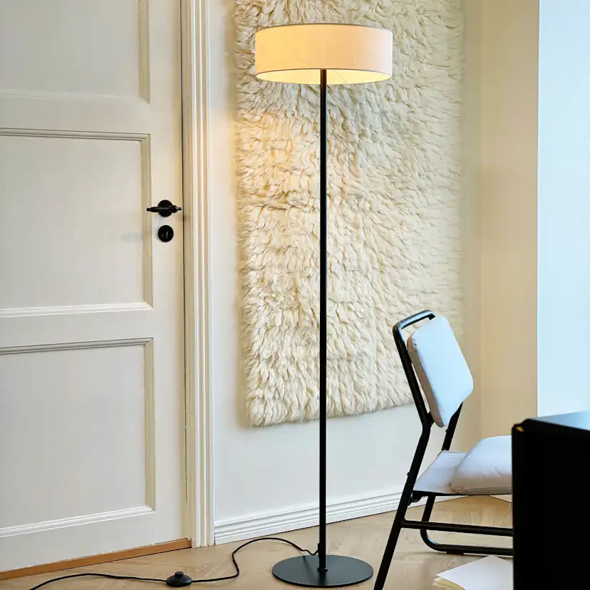 Golvlampa Dyberg Larsen Calix