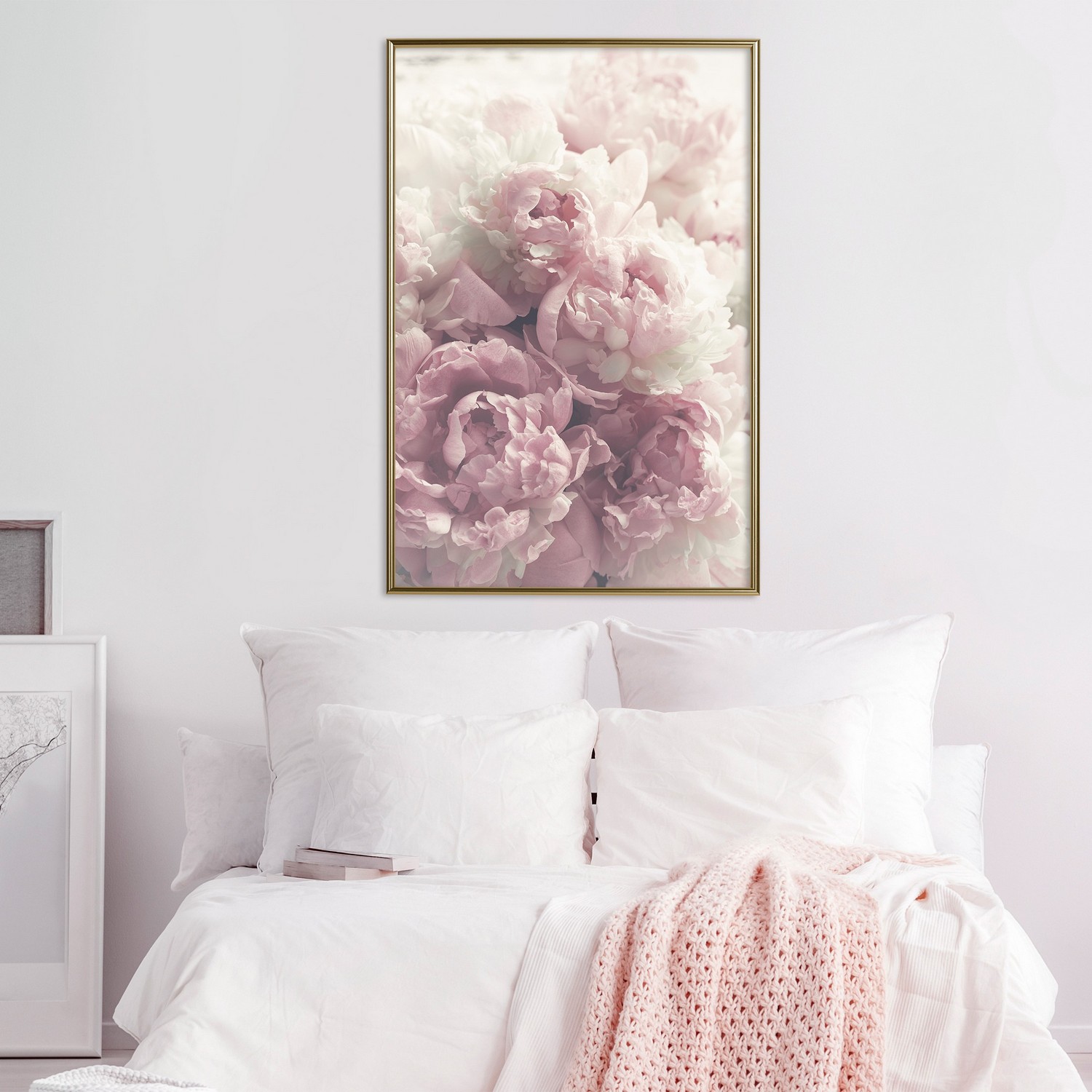 Affisch - Delicate Peonies [Poster] 20x30 Guld ram, 20x30 cm