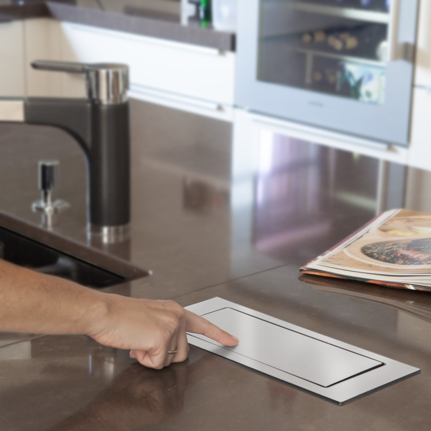 Eluttag Beslag Design Backflip med USB