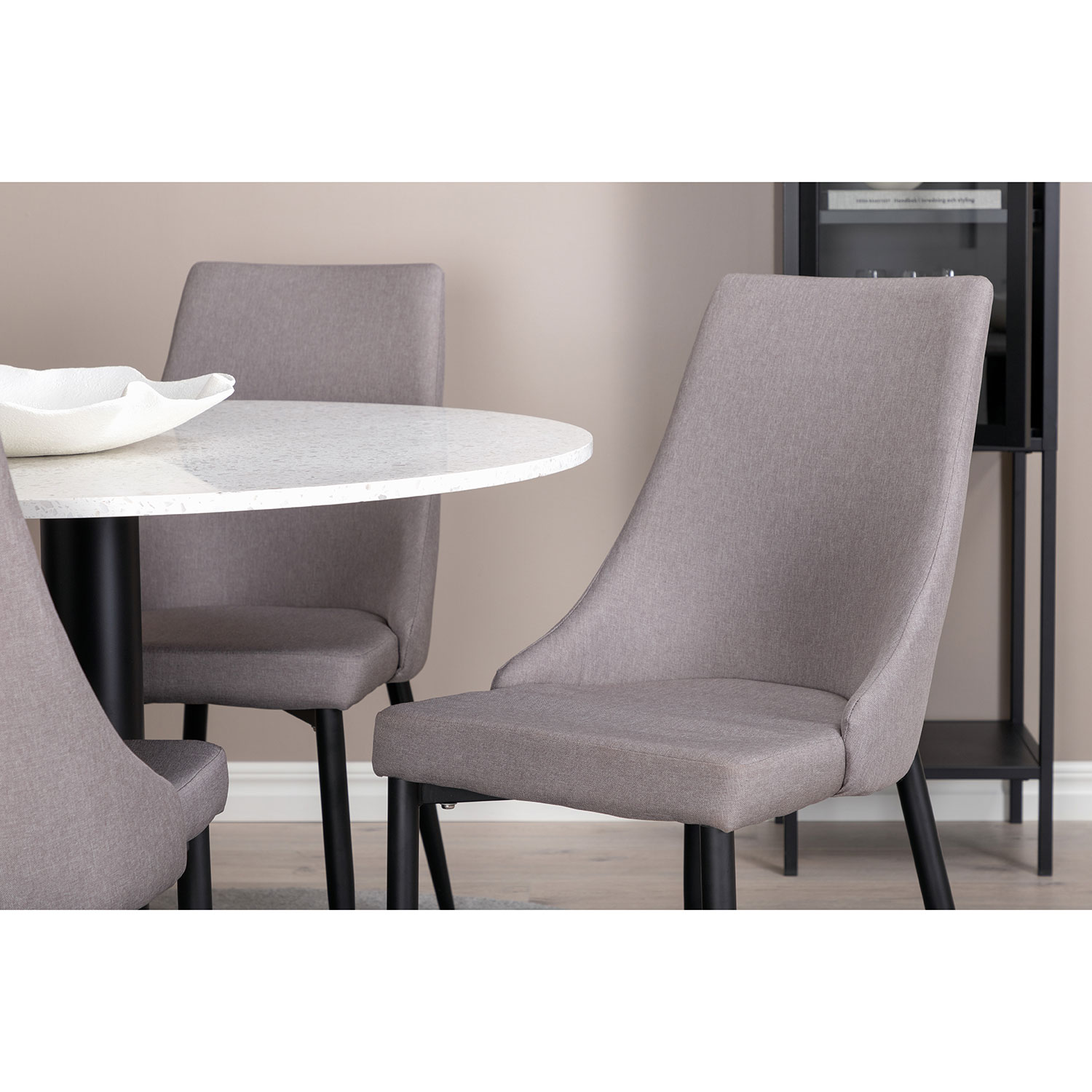 Matgrupp Venture Home Razzia med 4 Leone stolar