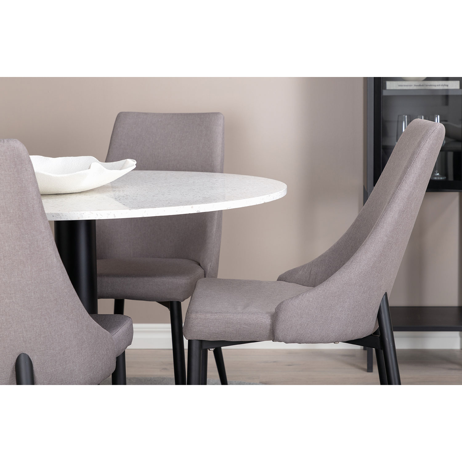Matgrupp Venture Home Razzia med 4 Leone stolar