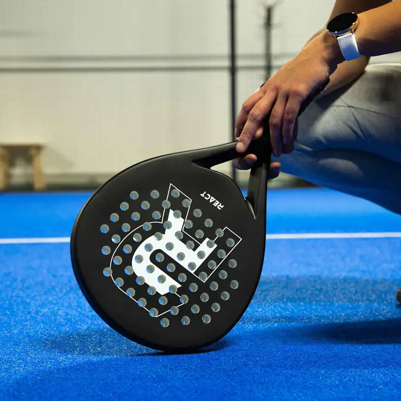 Padelracket React med 2 racketar och Bollar