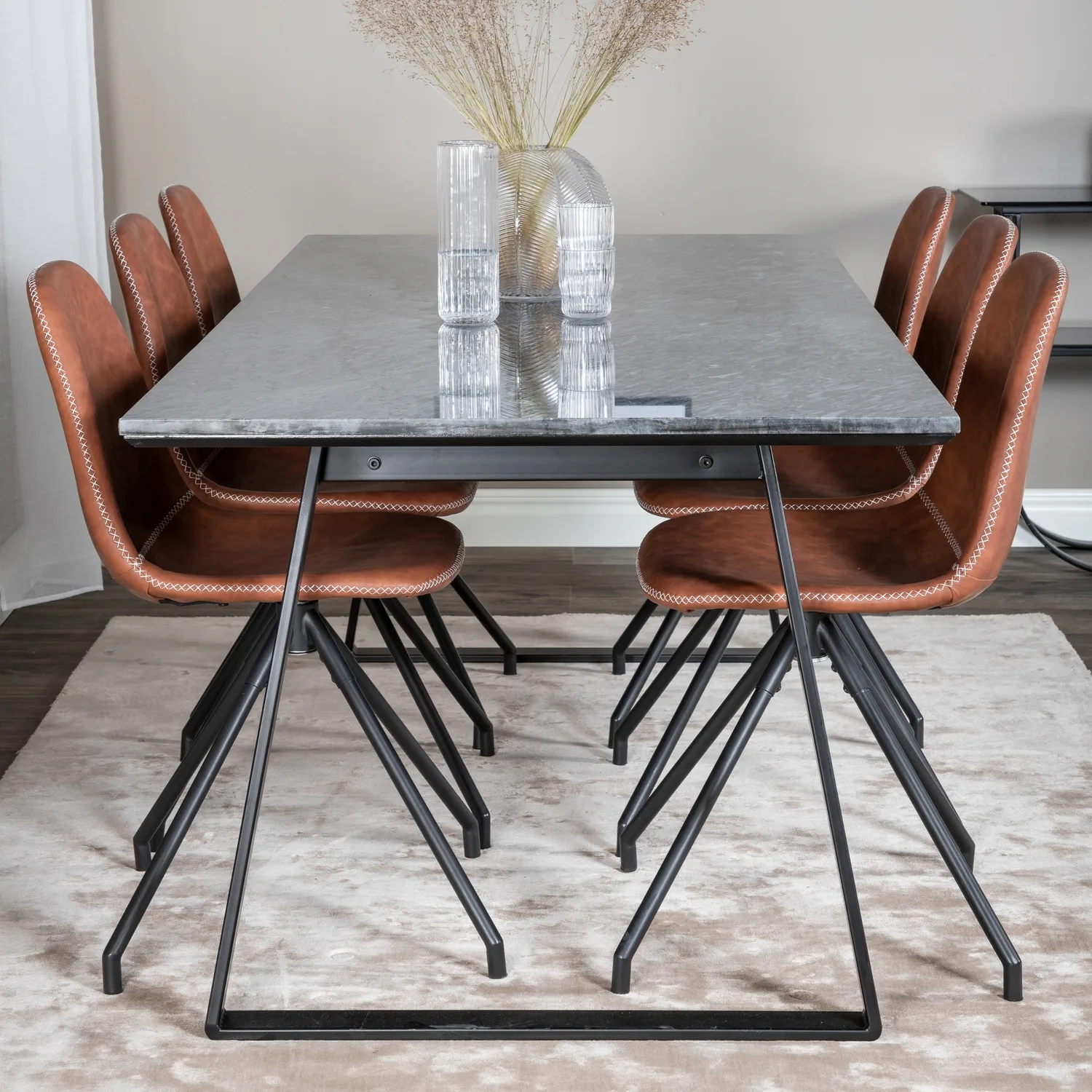 Matgrupp Venture Home Estelle med 6 Pobbie Stolar Konstläder Svart/Brun