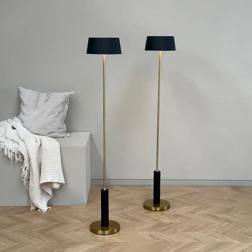 Golvlampa Dyberg Larsen Yoyo