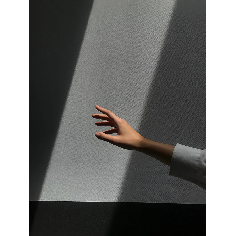 Posters Venture Home Reaching Hand Grå