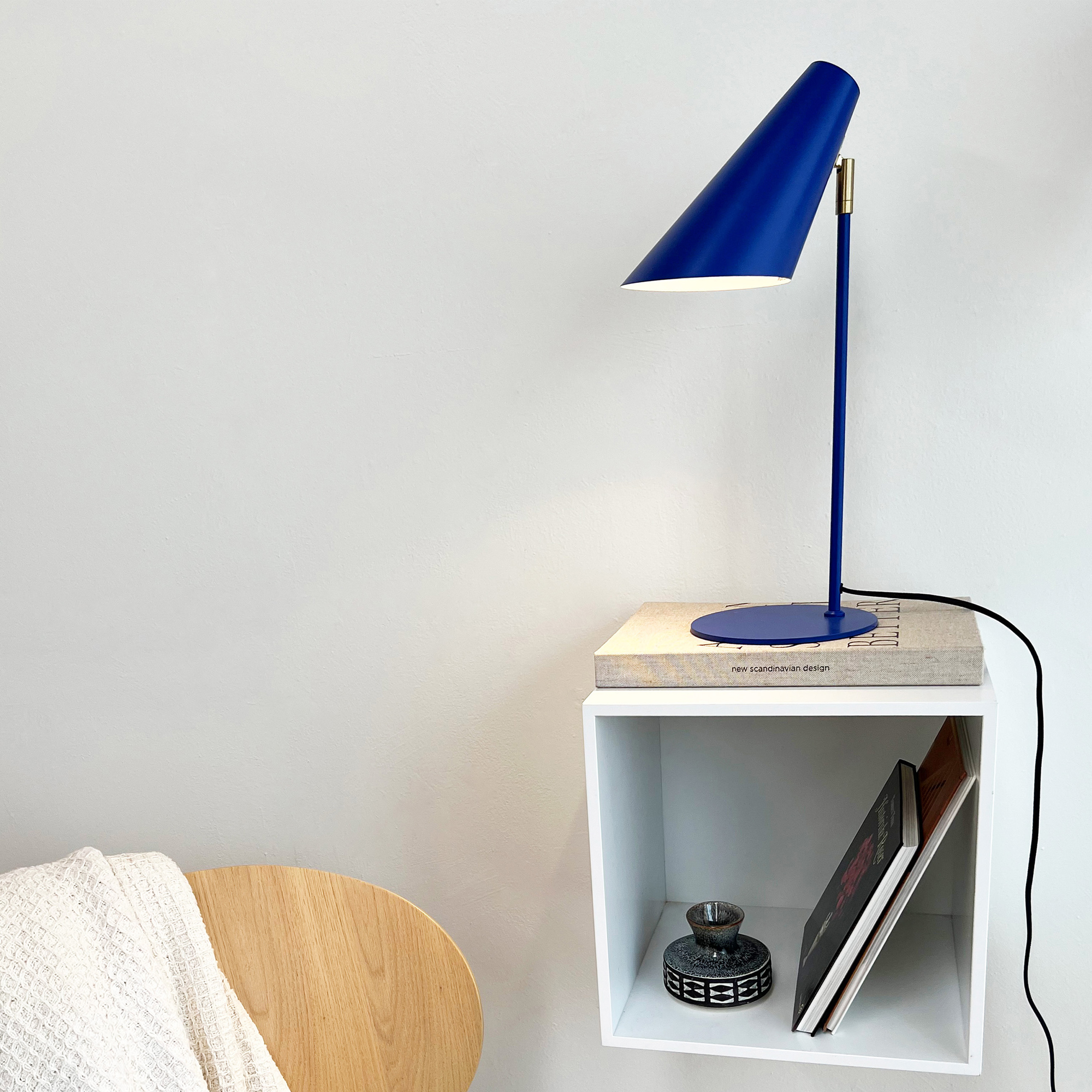 Bordslampa Dyberg Larsen Cale Mörkblå