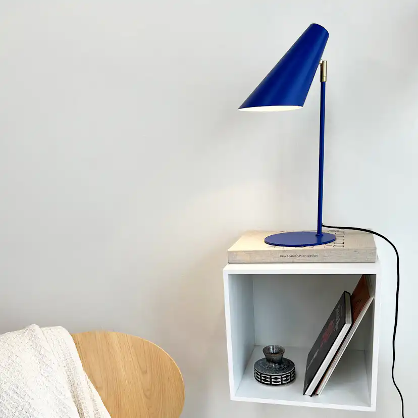 Bordslampa Dyberg Larsen Cale Mörkblå