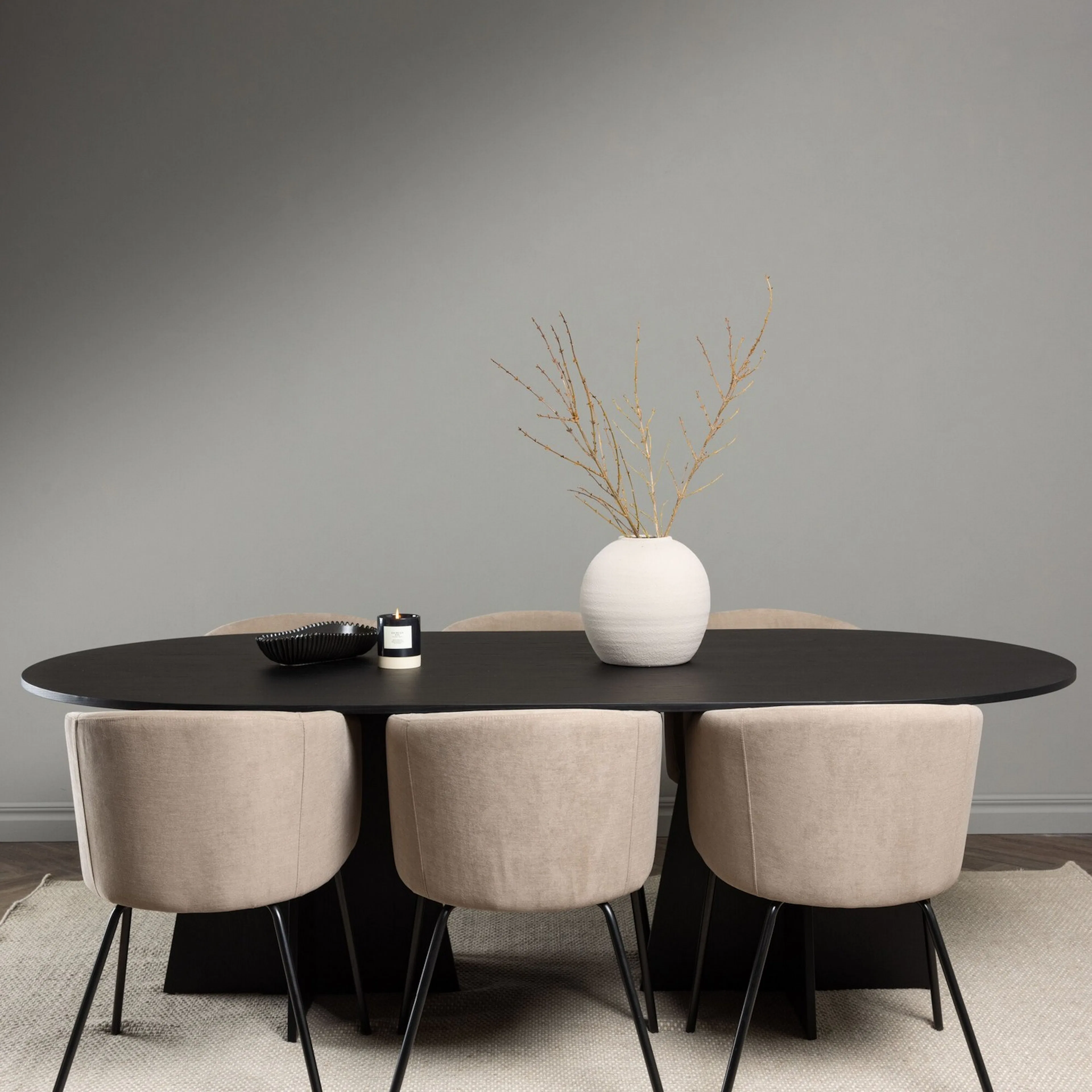 Bootcut Oval Dining Table - Black / Black Fanéer +Berit Chai Svart/Beige